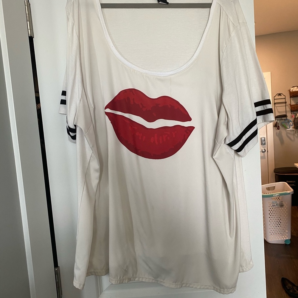 Plus size Red lip tee